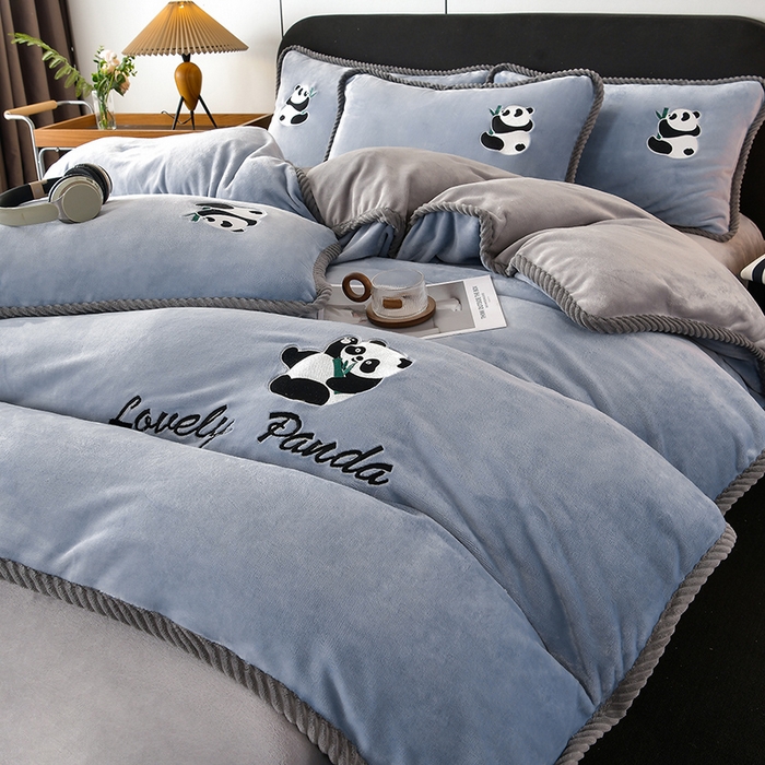 91家纺网 家纺一手货源 找家纺 妮恒美 2025新款加厚牛奶绒刺绣四件套-熊猫系列 熊猫-爵士灰