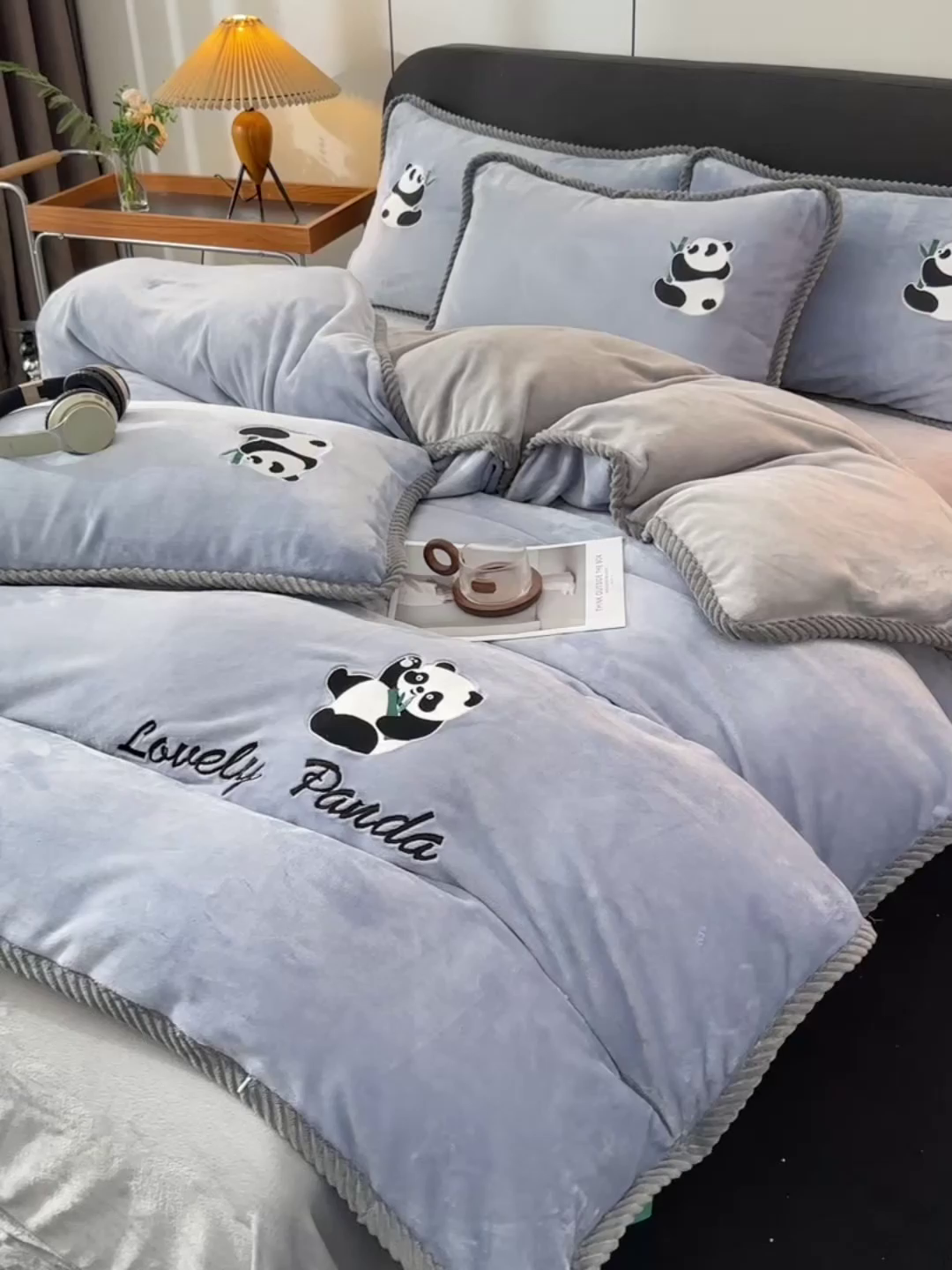 91家纺网 家纺一手货源 找家纺 妮恒美 2025新款加厚牛奶绒刺绣四件套-熊猫系列 熊猫-爵士灰