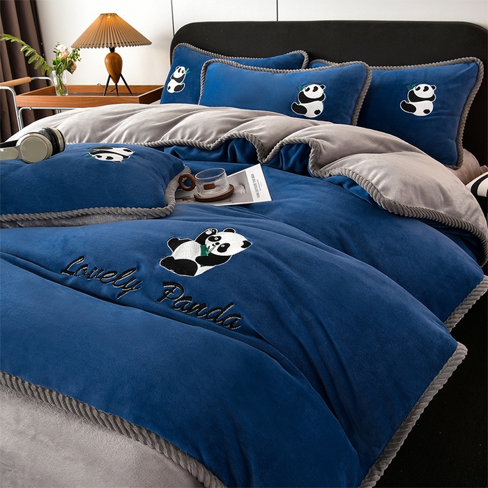 91家纺网 家纺一手货源 找家纺 妮恒美 2025新款加厚牛奶绒刺绣四件套-熊猫系列 熊猫-蓝灰