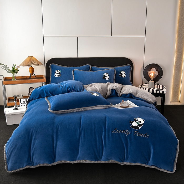 91家纺网 家纺一手货源 找家纺 妮恒美 2025新款加厚牛奶绒刺绣四件套-熊猫系列 熊猫-蓝灰