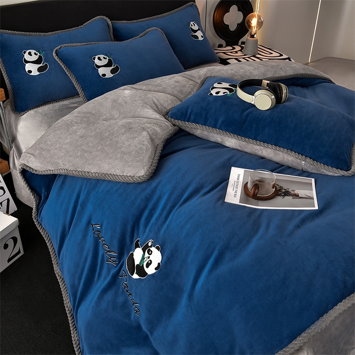 91家纺网 家纺一手货源 找家纺 妮恒美 2025新款加厚牛奶绒刺绣四件套-熊猫系列 熊猫-蓝灰