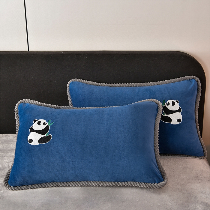 91家纺网 家纺一手货源 找家纺 妮恒美 2025新款加厚牛奶绒刺绣四件套-熊猫系列 熊猫-蓝灰