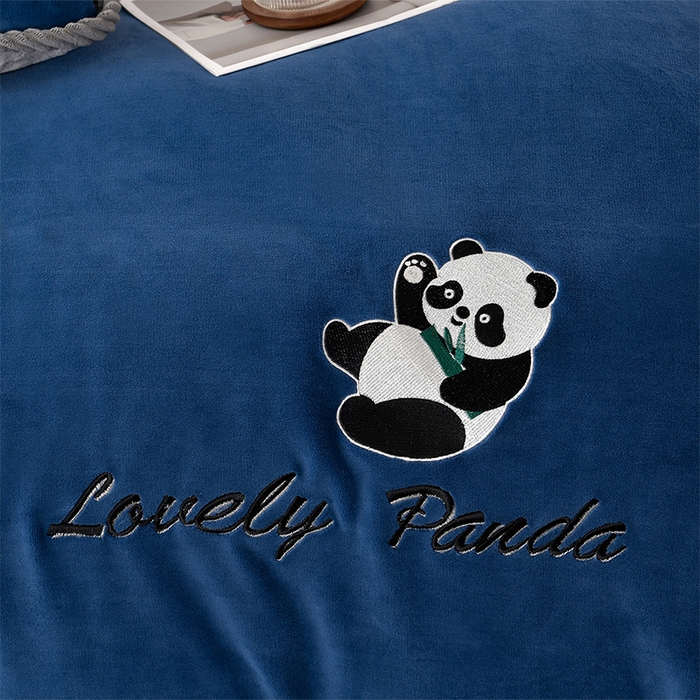 91家纺网 家纺一手货源 找家纺 妮恒美 2025新款加厚牛奶绒刺绣四件套-熊猫系列 熊猫-蓝灰