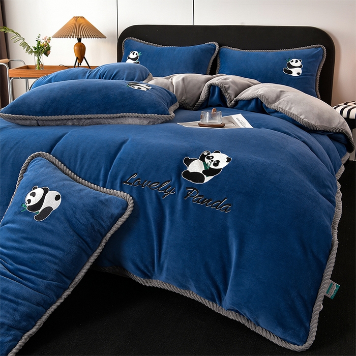 91家纺网 家纺一手货源 找家纺 妮恒美 2025新款加厚牛奶绒刺绣四件套-熊猫系列 熊猫-蓝灰