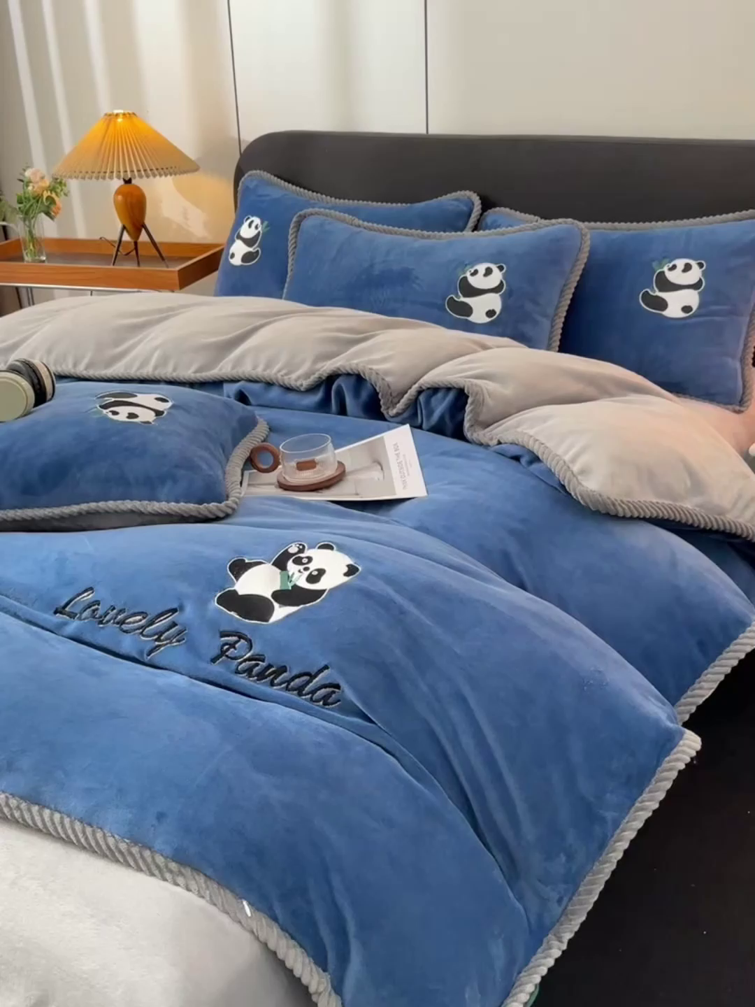 91家纺网 家纺一手货源 找家纺 妮恒美 2025新款加厚牛奶绒刺绣四件套-熊猫系列 熊猫-蓝灰