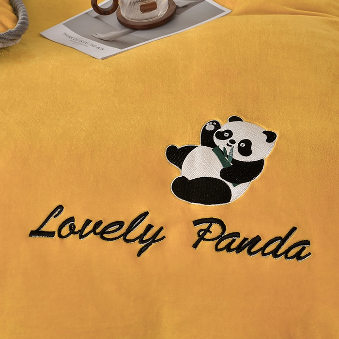 91家纺网 家纺一手货源 找家纺 妮恒美 2025新款加厚牛奶绒刺绣四件套-熊猫系列 熊猫-奶黄