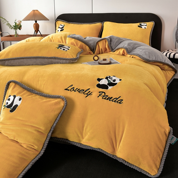 91家纺网 家纺一手货源 找家纺 妮恒美 2025新款加厚牛奶绒刺绣四件套-熊猫系列 熊猫-奶黄