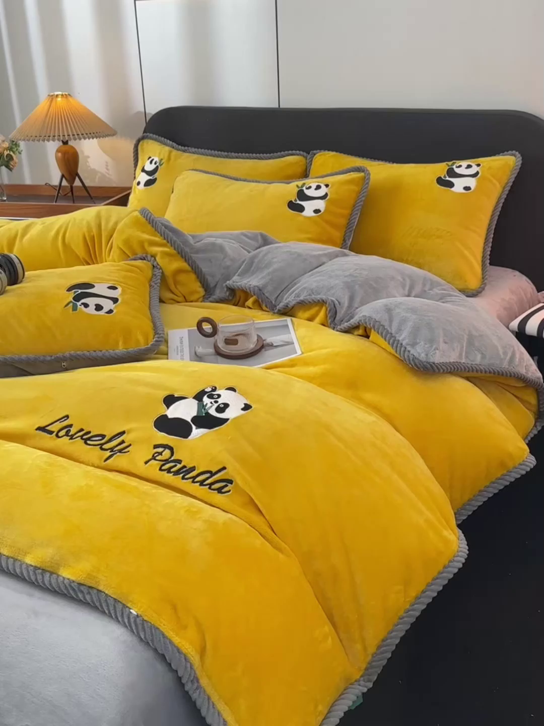 91家纺网 家纺一手货源 找家纺 妮恒美 2025新款加厚牛奶绒刺绣四件套-熊猫系列 熊猫-奶黄