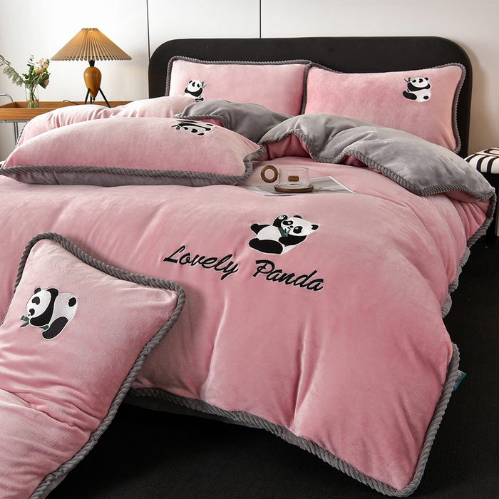 91家纺网 家纺一手货源 找家纺 妮恒美 2025新款加厚牛奶绒刺绣四件套-熊猫系列 熊猫-浅豆沙