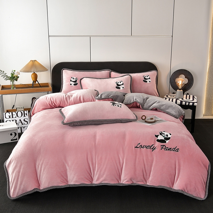 91家纺网 家纺一手货源 找家纺 妮恒美 2025新款加厚牛奶绒刺绣四件套-熊猫系列 熊猫-浅豆沙