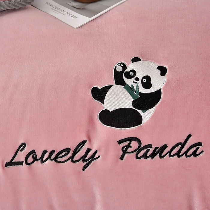 91家纺网 家纺一手货源 找家纺 妮恒美 2025新款加厚牛奶绒刺绣四件套-熊猫系列 熊猫-浅豆沙