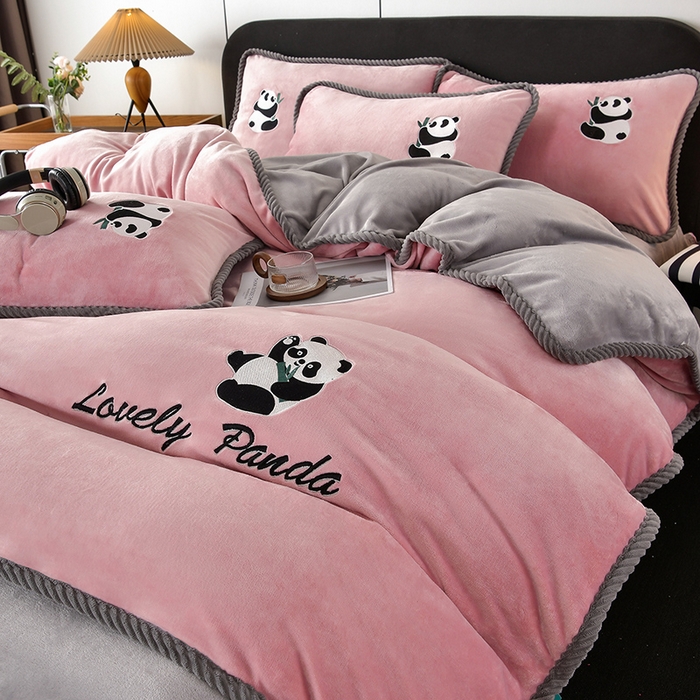 91家纺网 家纺一手货源 找家纺 妮恒美 2025新款加厚牛奶绒刺绣四件套-熊猫系列 熊猫-浅豆沙