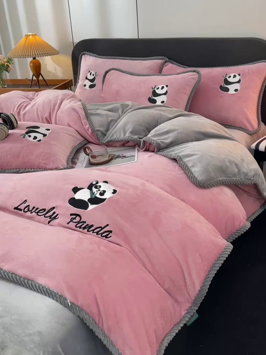 91家纺网 家纺一手货源 找家纺 妮恒美 2025新款加厚牛奶绒刺绣四件套-熊猫系列 熊猫-浅豆沙