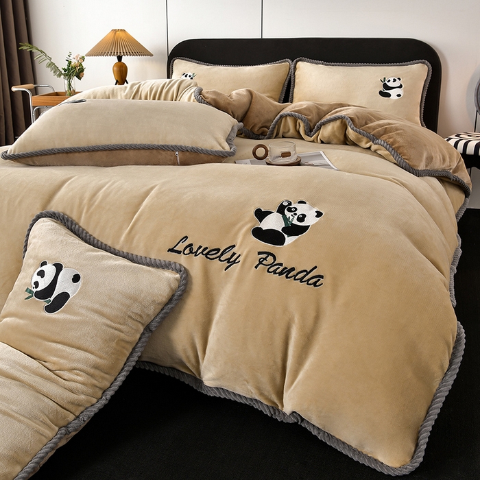 91家纺网 家纺一手货源 找家纺 妮恒美 2025新款加厚牛奶绒刺绣四件套-熊猫系列 熊猫-浅咖