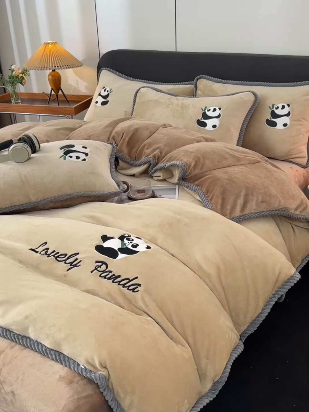 91家纺网 家纺一手货源 找家纺 妮恒美 2025新款加厚牛奶绒刺绣四件套-熊猫系列 熊猫-浅咖