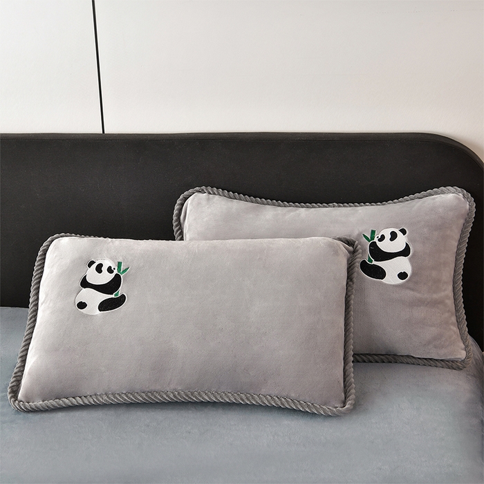 91家纺网 家纺一手货源 找家纺 妮恒美 2025新款加厚牛奶绒刺绣四件套-熊猫系列 熊猫-山灰