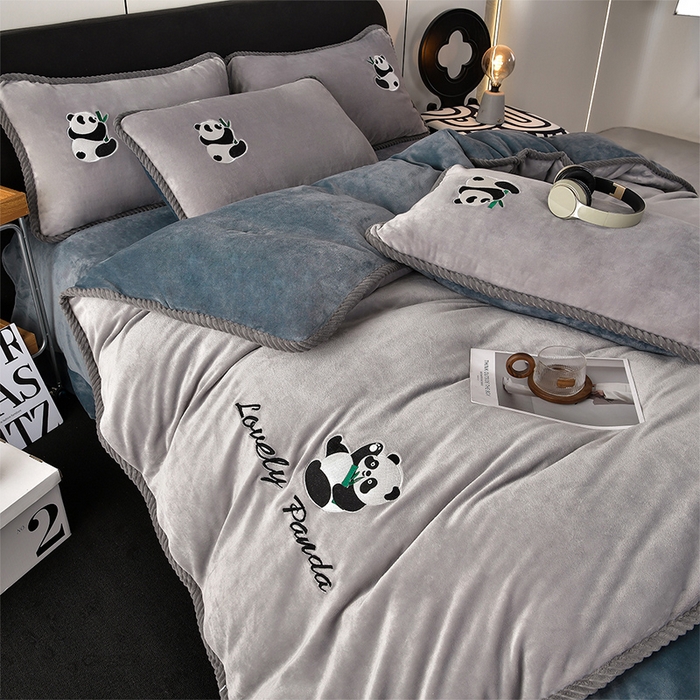 91家纺网 家纺一手货源 找家纺 妮恒美 2025新款加厚牛奶绒刺绣四件套-熊猫系列 熊猫-山灰