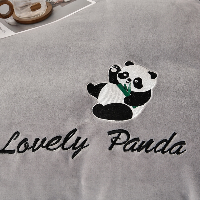 91家纺网 家纺一手货源 找家纺 妮恒美 2025新款加厚牛奶绒刺绣四件套-熊猫系列 熊猫-山灰