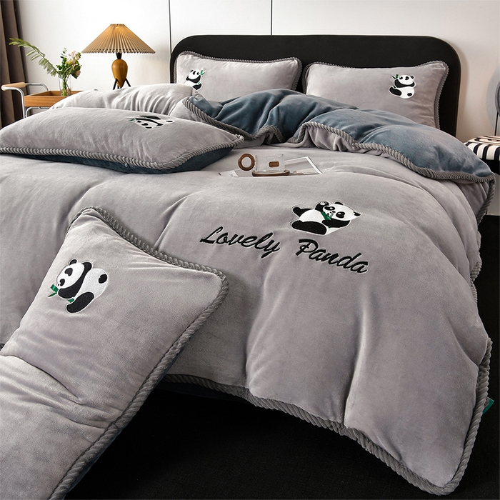 91家纺网 家纺一手货源 找家纺 妮恒美 2025新款加厚牛奶绒刺绣四件套-熊猫系列 熊猫-山灰