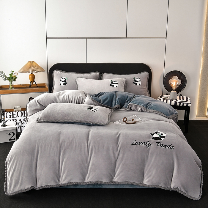 91家纺网 家纺一手货源 找家纺 妮恒美 2025新款加厚牛奶绒刺绣四件套-熊猫系列 熊猫-山灰