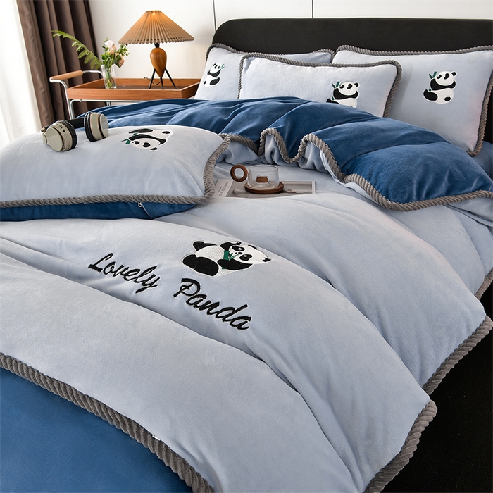91家纺网 家纺一手货源 找家纺 妮恒美 2025新款加厚牛奶绒刺绣四件套-熊猫系列 熊猫-雾蓝