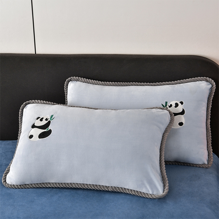 91家纺网 家纺一手货源 找家纺 妮恒美 2025新款加厚牛奶绒刺绣四件套-熊猫系列 熊猫-雾蓝