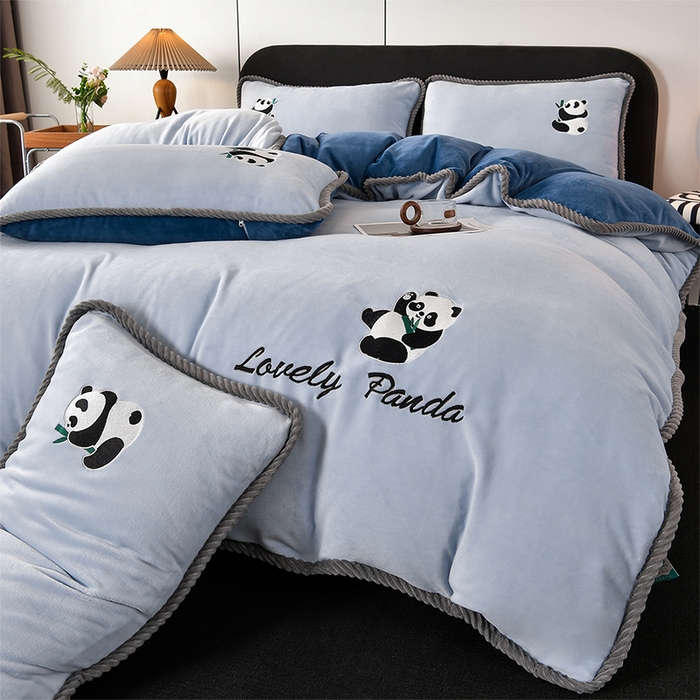 91家纺网 家纺一手货源 找家纺 妮恒美 2025新款加厚牛奶绒刺绣四件套-熊猫系列 熊猫-雾蓝