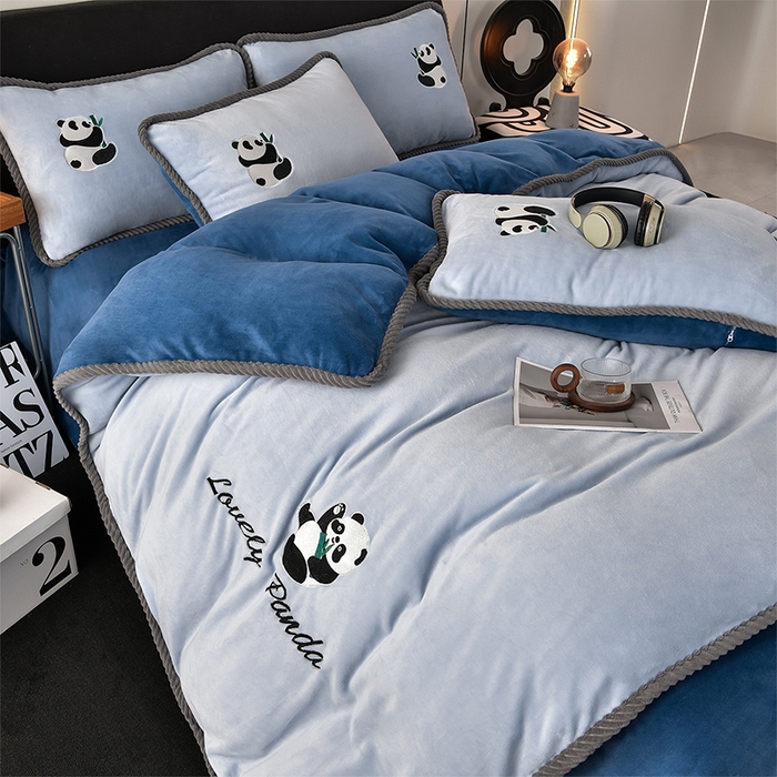 91家纺网 家纺一手货源 找家纺 妮恒美 2025新款加厚牛奶绒刺绣四件套-熊猫系列 熊猫-雾蓝