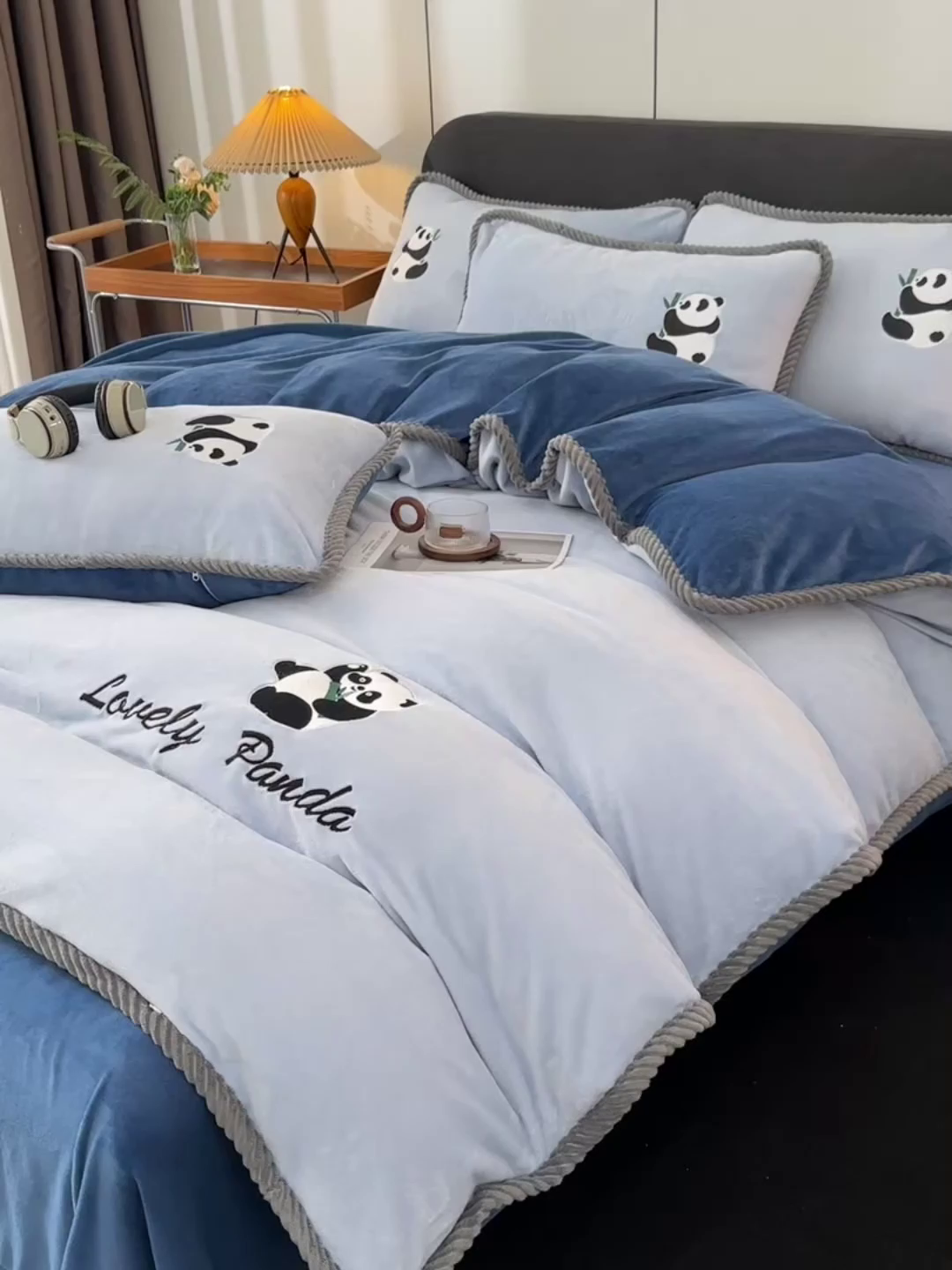 91家纺网 家纺一手货源 找家纺 妮恒美 2025新款加厚牛奶绒刺绣四件套-熊猫系列 熊猫-雾蓝