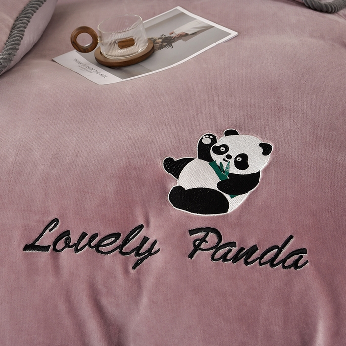 91家纺网 家纺一手货源 找家纺 妮恒美 2025新款加厚牛奶绒刺绣四件套-熊猫系列 熊猫-嫣紫