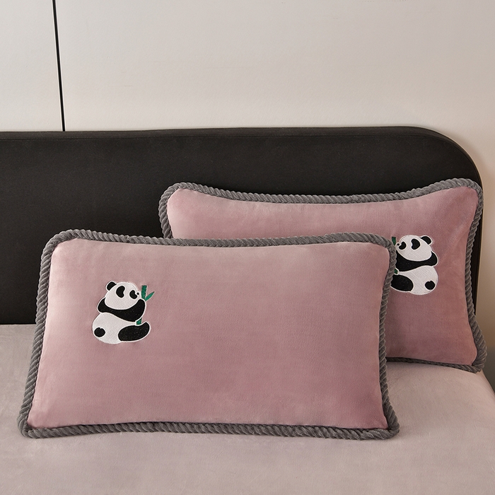 91家纺网 家纺一手货源 找家纺 妮恒美 2025新款加厚牛奶绒刺绣四件套-熊猫系列 熊猫-嫣紫