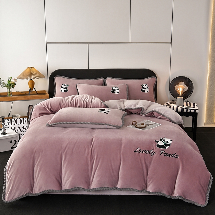 91家纺网 家纺一手货源 找家纺 妮恒美 2025新款加厚牛奶绒刺绣四件套-熊猫系列 熊猫-嫣紫
