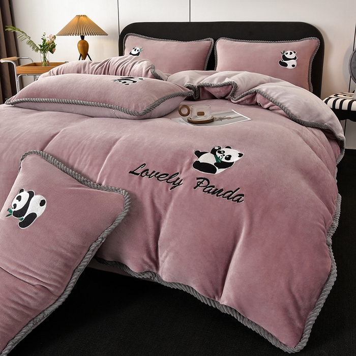 91家纺网 家纺一手货源 找家纺 妮恒美 2025新款加厚牛奶绒刺绣四件套-熊猫系列 熊猫-嫣紫