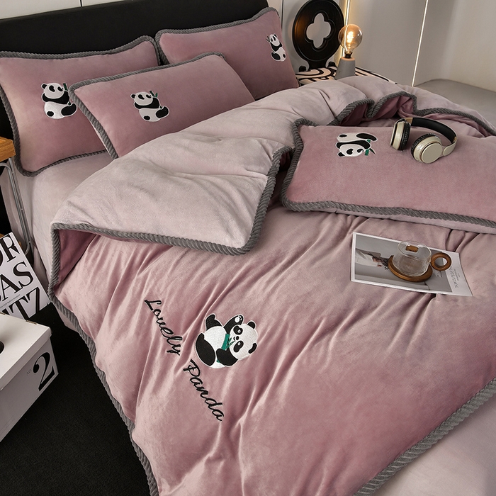 91家纺网 家纺一手货源 找家纺 妮恒美 2025新款加厚牛奶绒刺绣四件套-熊猫系列 熊猫-嫣紫