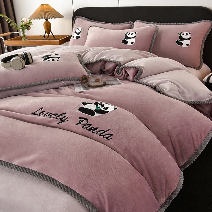 91家纺网 家纺一手货源 找家纺 妮恒美 2025新款加厚牛奶绒刺绣四件套-熊猫系列 熊猫-嫣紫