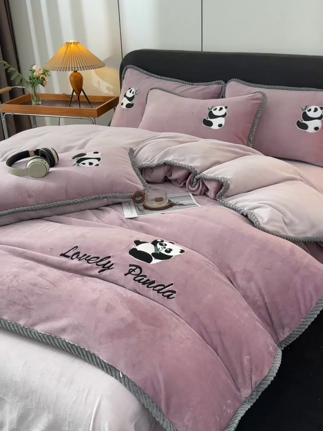 91家纺网 家纺一手货源 找家纺 妮恒美 2025新款加厚牛奶绒刺绣四件套-熊猫系列 熊猫-嫣紫