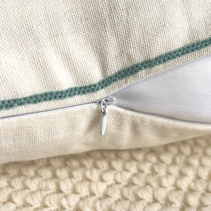 91家纺网 家纺一手货源 找家纺 诺可 2025新款醒春集全棉毛巾绣抱枕枕头枕芯-彩色春日花束系列 蓝白相间