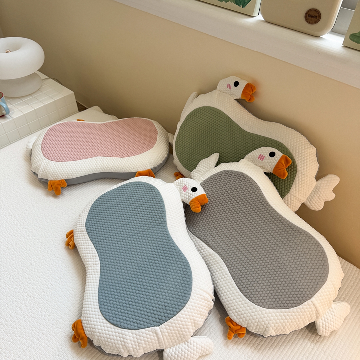 91家纺网 家纺一手货源 找家纺 诺可 2025新款凉感凉豆豆记忆枕猫肚枕枕头枕芯-卡通冰大鹅 组合