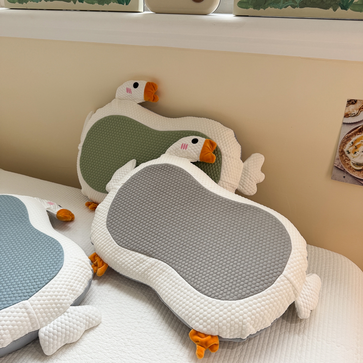 91家纺网 家纺一手货源 找家纺 诺可 2025新款凉感凉豆豆记忆枕猫肚枕枕头枕芯-卡通冰大鹅 组合