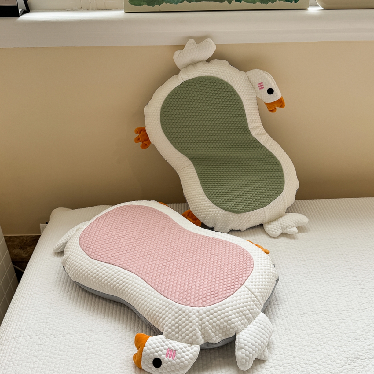 91家纺网 家纺一手货源 找家纺 诺可 2025新款凉感凉豆豆记忆枕猫肚枕枕头枕芯-卡通冰大鹅 组合