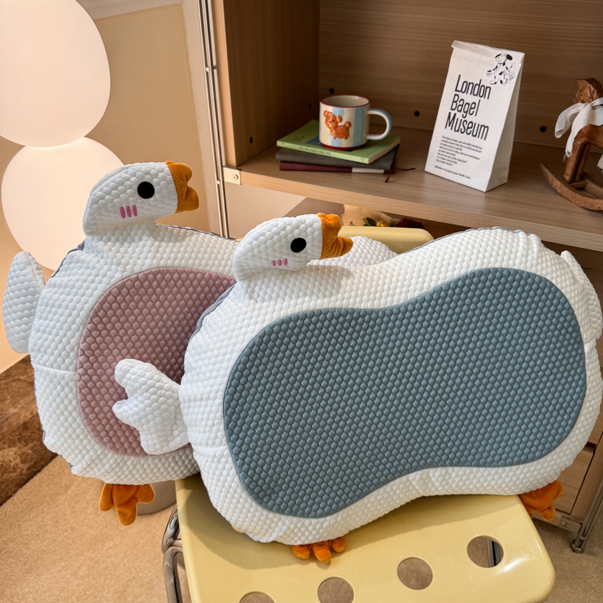 91家纺网 家纺一手货源 找家纺 诺可 2025新款凉感凉豆豆记忆枕猫肚枕枕头枕芯-卡通冰大鹅 组合