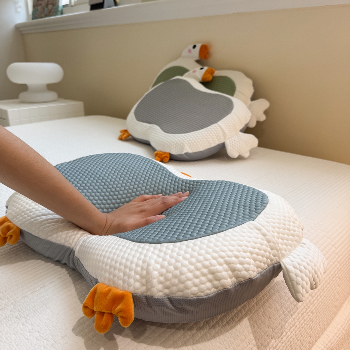 91家纺网 家纺一手货源 找家纺 诺可 2025新款凉感凉豆豆记忆枕猫肚枕枕头枕芯-卡通冰大鹅 组合