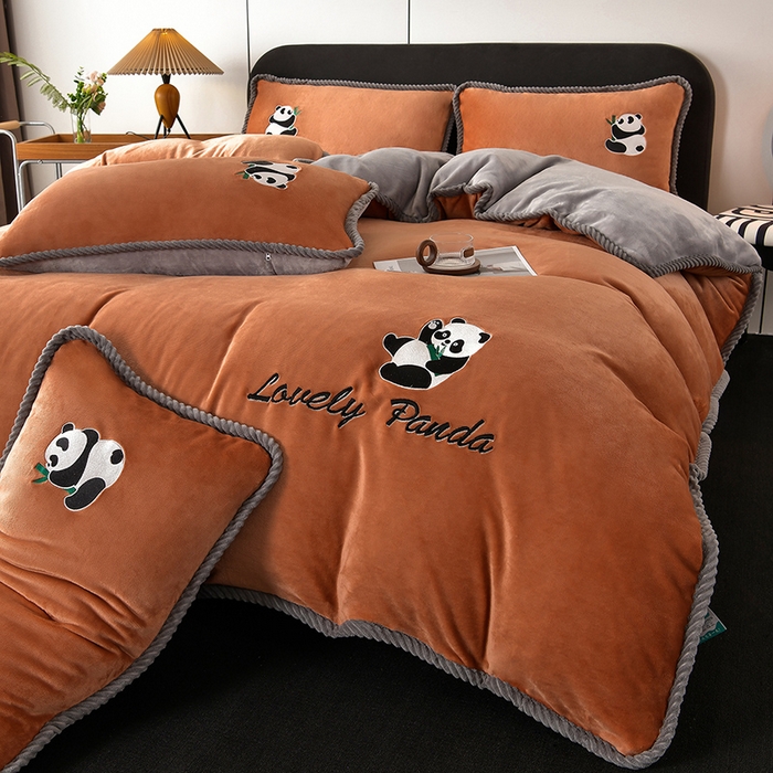 91家纺网 家纺一手货源 找家纺 （总）妮恒美 2025新款加厚牛奶绒刺绣四件套-熊猫系列