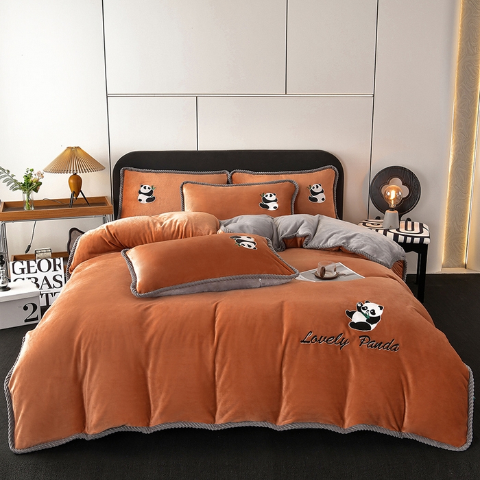 91家纺网 家纺一手货源 找家纺 （总）妮恒美 2025新款加厚牛奶绒刺绣四件套-熊猫系列