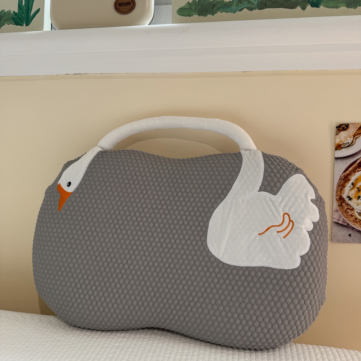 91家纺网 家纺一手货源 找家纺 诺可 2025新款凉感凉豆豆记忆枕猫肚枕枕头枕芯-手提冰大鹅 灰色