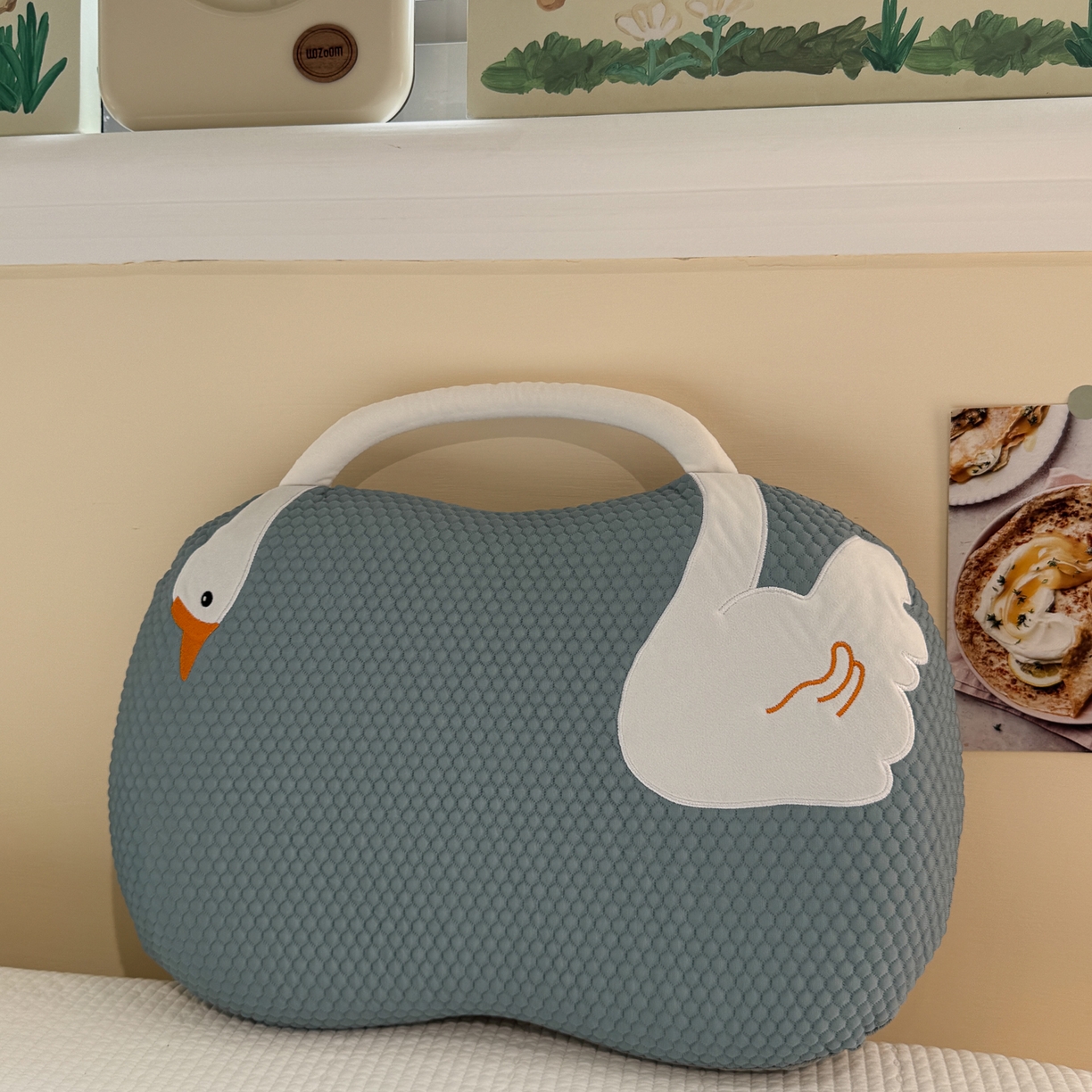 91家纺网 家纺一手货源 找家纺 诺可 2025新款凉感凉豆豆记忆枕猫肚枕枕头枕芯-手提冰大鹅 蓝色