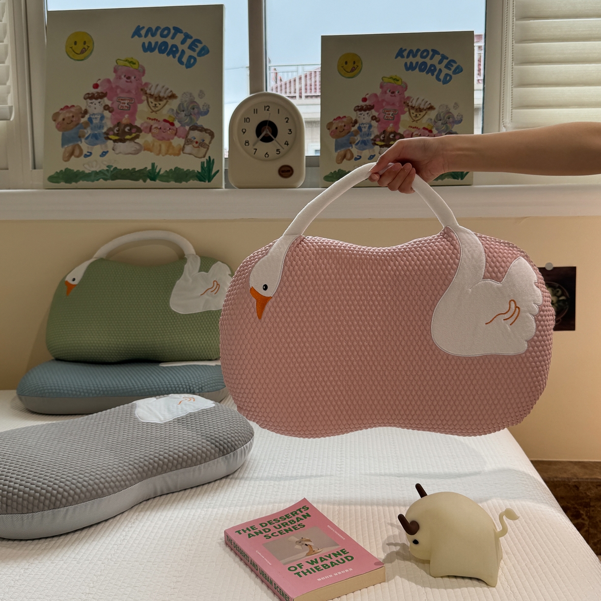 91家纺网 家纺一手货源 找家纺 诺可 2025新款凉感凉豆豆记忆枕猫肚枕枕头枕芯-手提冰大鹅 粉色