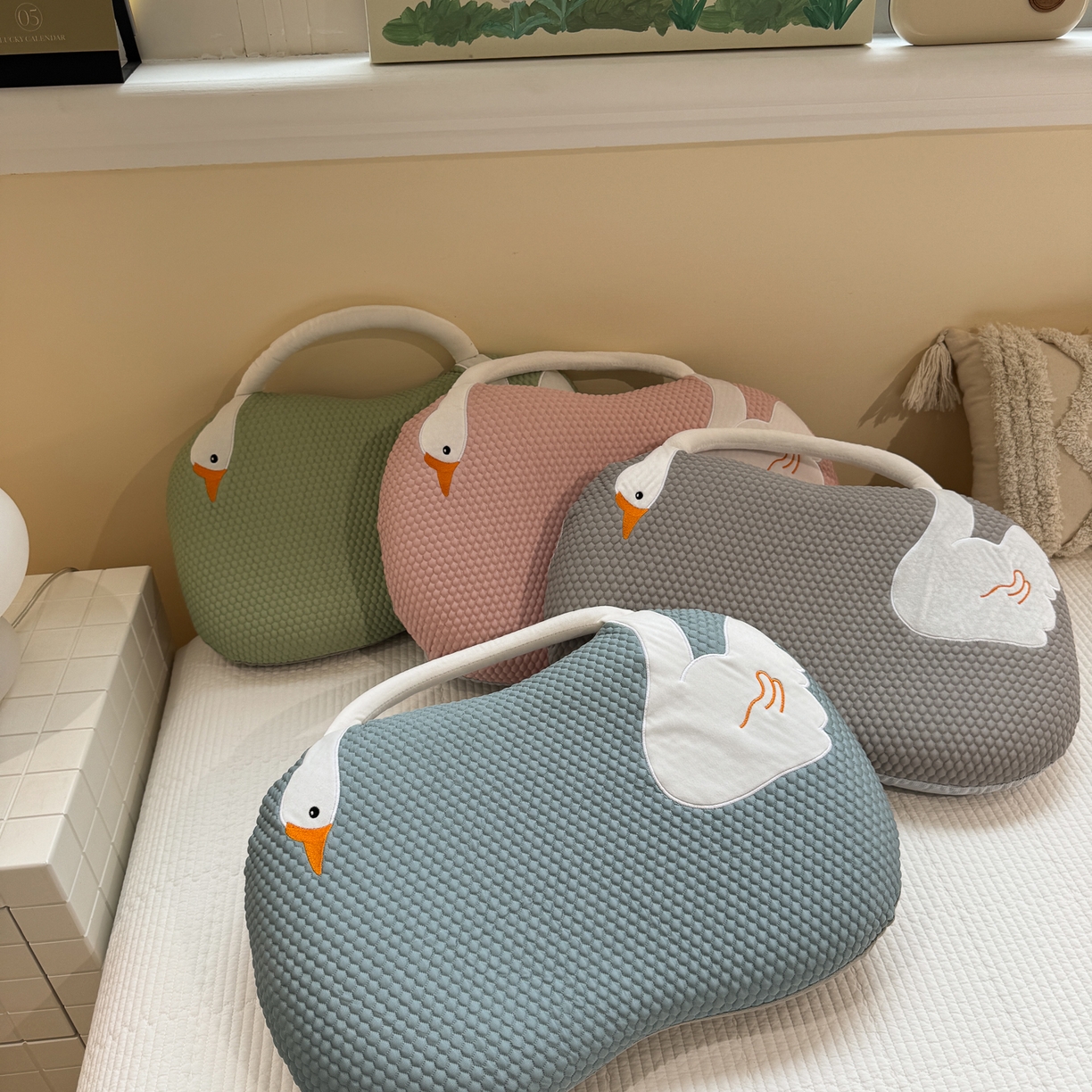 91家纺网 家纺一手货源 找家纺 诺可 2025新款凉感凉豆豆记忆枕猫肚枕枕头枕芯-手提冰大鹅 组合