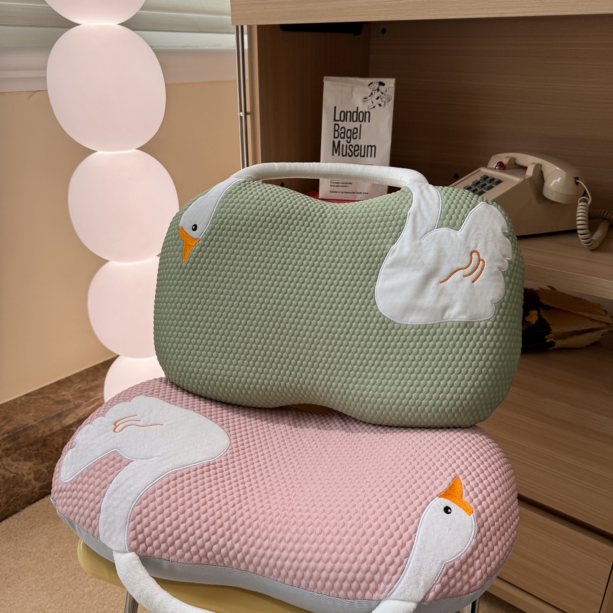 91家纺网 家纺一手货源 找家纺 诺可 2025新款凉感凉豆豆记忆枕猫肚枕枕头枕芯-手提冰大鹅 组合