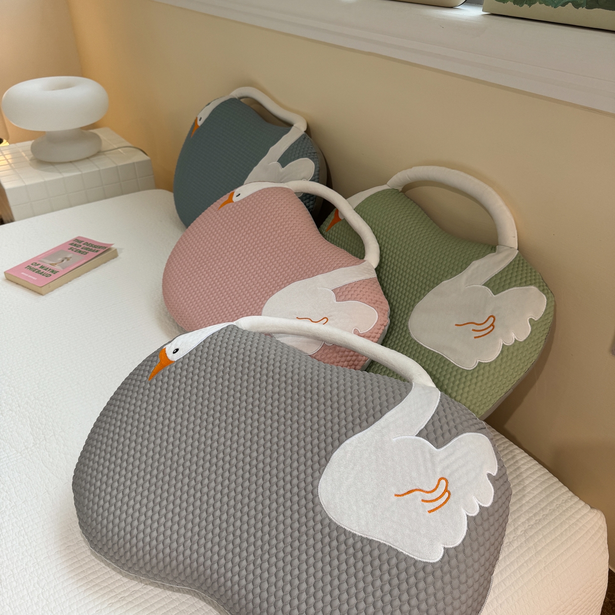 91家纺网 家纺一手货源 找家纺 诺可 2025新款凉感凉豆豆记忆枕猫肚枕枕头枕芯-手提冰大鹅 组合